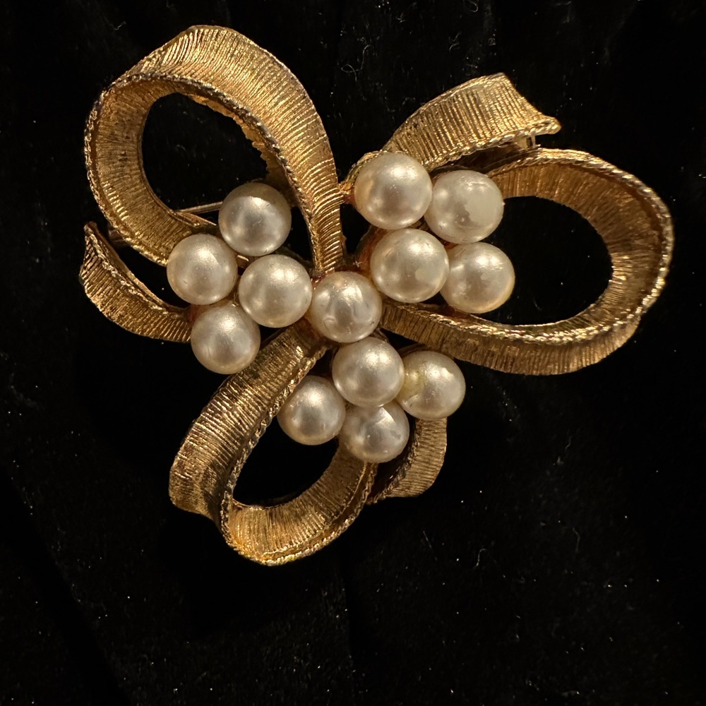Vintage Gold and Pearl brooch